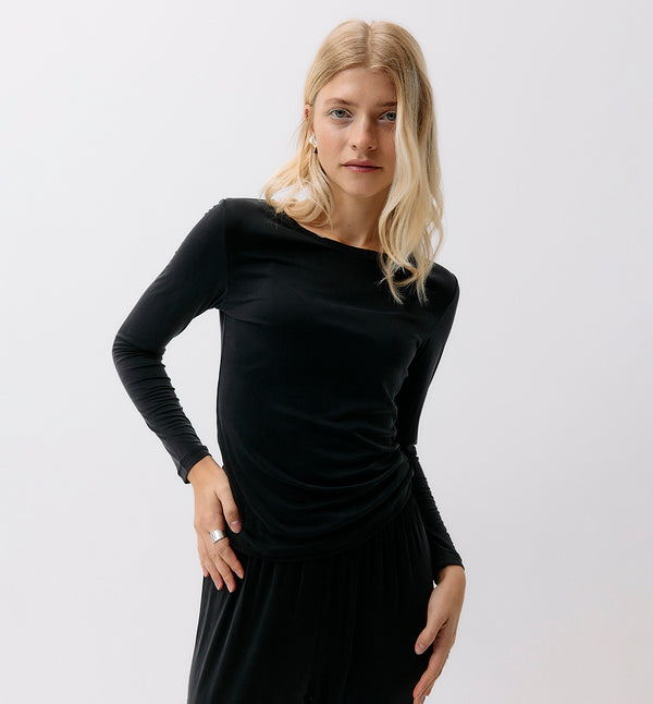 Långärmad topp i lite tight modell från schweiziska Moya Kala. Sydd i en ljuvligt skön cuprotrikå. 
Färg: Grafit