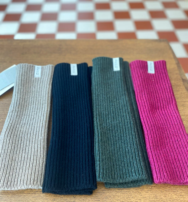 Handledsvärmare Ingrid från Rifò, ribbstickade i återvunnen mjuk kashmir. 
Färg: Green Foresta / Skogsgrön
Material: 95% återvunnen kashmir, 5% återvunnen ull.