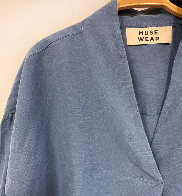 Skjorta Alva från danska Muse Wear är en avslappnad v-ringad skjorta med veck fram och ok bak. Sydd i en lyxig Tencel- och linneblandning. Designad i danska Thy. 
Färg: Denimblå
Material: 70% Tencel, 30% linne. Detta tyg är tillverkat i Portugal.
Skötselråd: 30 grader fintvätt
Tillverkad i: Portugal 