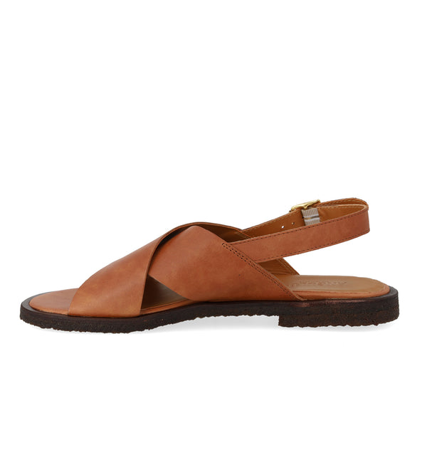 Sandal från Angulus
Färg: Brun
Passform: Normal
Material: Läder
Foder: Kromfritt läderfoder
Sista: Normal passform
Yttersula: FSC-certifierad naturlig kräppgummisula