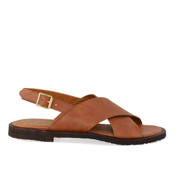 Sandal från Angulus
Färg: Brun
Passform: Normal
Material: Läder
Foder: Kromfritt läderfoder
Sista: Normal passform
Yttersula: FSC-certifierad naturlig kräppgummisula