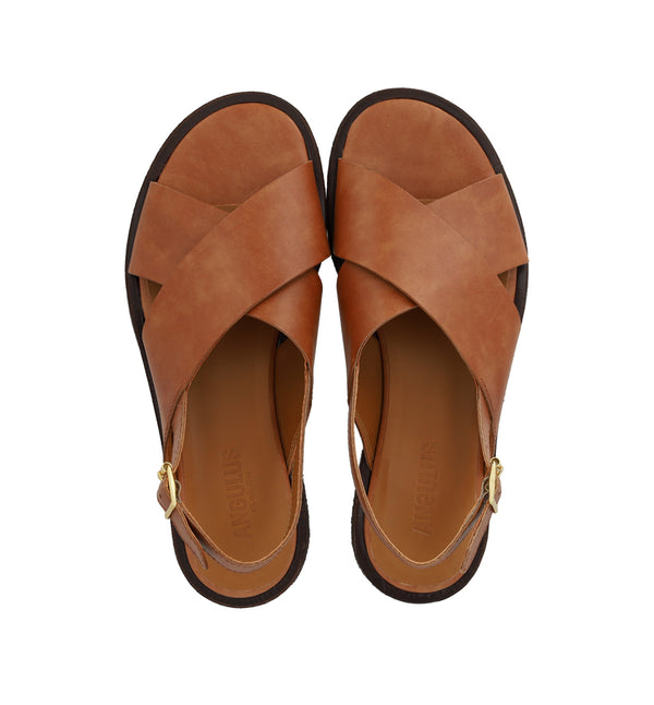 Sandal från Angulus
Färg: Brun
Passform: Normal
Material: Läder
Foder: Kromfritt läderfoder
Sista: Normal passform
Yttersula: FSC-certifierad naturlig kräppgummisula