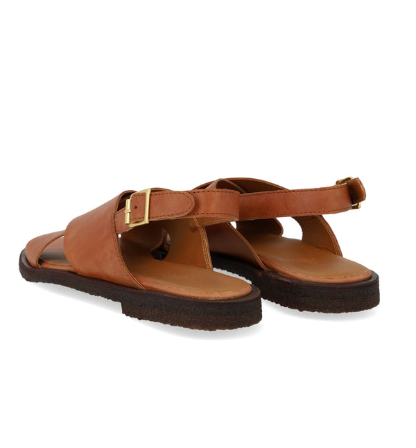 Sandal från Angulus
Färg: Brun
Passform: Normal
Material: Läder
Foder: Kromfritt läderfoder
Sista: Normal passform
Yttersula: FSC-certifierad naturlig kräppgummisula