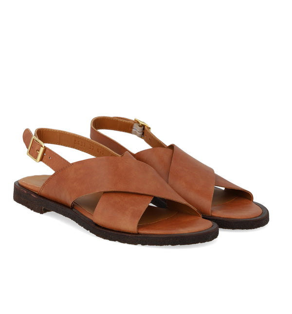 Sandal från Angulus
Färg: Brun
Passform: Normal
Material: Läder
Foder: Kromfritt läderfoder
Sista: Normal passform
Yttersula: FSC-certifierad naturlig kräppgummisula