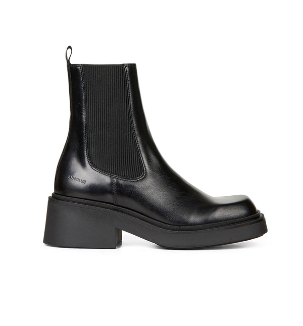 Chunky Chelsea boot med fyrkantig tå och med lätt sula. Stöveln har ett tättslutande skaft med elastiska sidor, hälrem, vadderad innersula och logotypprägling på hälen. Dessa Chelsea boots är tillverkade i naturligt och andningsbart läder. Designade i Danmark och handgjorda i Portugal.  Färg: Svart  Material: Läder  Foder: Läder  Läst: Normal passform  Sula: Gummi