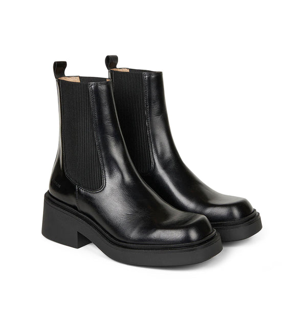 Chunky Chelsea boot med fyrkantig tå och med lätt sula. Stöveln har ett tättslutande skaft med elastiska sidor, hälrem, vadderad innersula och logotypprägling på hälen. Dessa Chelsea boots är tillverkade i naturligt och andningsbart läder. Designade i Danmark och handgjorda i Portugal.  Färg: Svart  Material: Läder  Foder: Läder  Läst: Normal passform  Sula: Gummi
