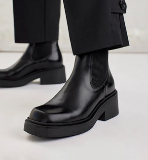 Chunky Chelsea boot med fyrkantig tå och med lätt sula. Stöveln har ett tättslutande skaft med elastiska sidor, hälrem, vadderad innersula och logotypprägling på hälen. Dessa Chelsea boots är tillverkade i naturligt läder. Designade i Danmark och handgjorda i Portugal.  Färg: Svart  Material: Läder  Foder: Läder  Läst: Normal passform