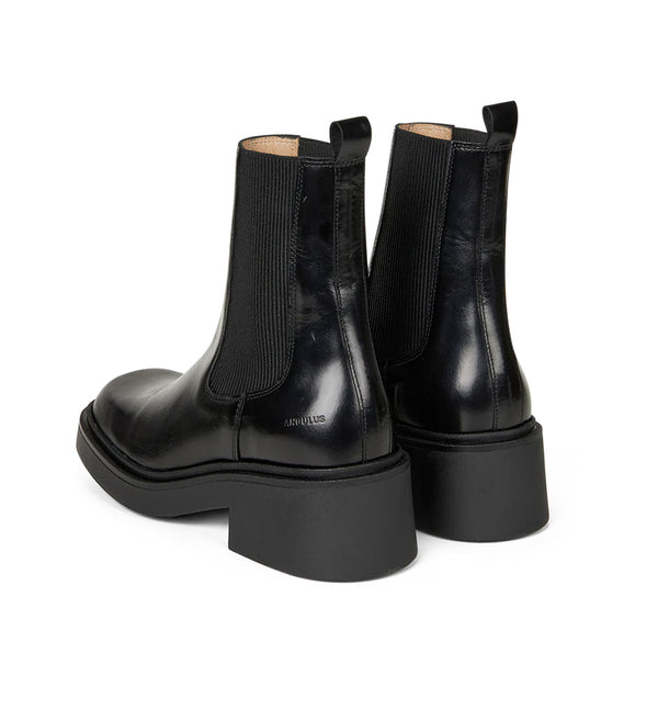 Chunky Chelsea boot med fyrkantig tå och med lätt sula. Stöveln har ett tättslutande skaft med elastiska sidor, hälrem, vadderad innersula och logotypprägling på hälen. Dessa Chelsea boots är tillverkade i naturligt och andningsbart läder. Designade i Danmark och handgjorda i Portugal.  Färg: Svart  Material: Läder  Foder: Läder  Läst: Normal passform  Sula: Gummi