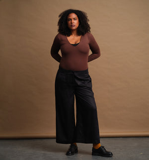 Lieblings byxor Ask i blank lyxig Tencel. Slät, bred linning med blixtlås, knapp, hake och hyska. Bred resår mitt bak. Fickor i sidorna.    Färg: Svart  Material: 100% Tencel