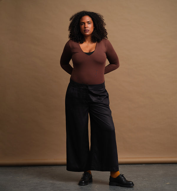 Lieblings byxor Ask i blank lyxig Tencel. Slät, bred linning med blixtlås, knapp, hake och hyska. Bred resår mitt bak. Fickor i sidorna.    Färg: Svart  Material: 100% Tencel