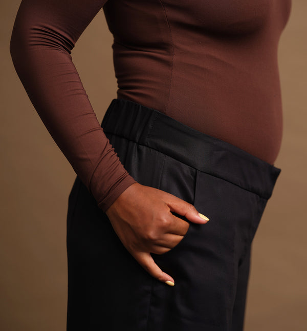 Lieblings byxor Ask i blank lyxig Tencel. Slät, bred linning med blixtlås, knapp, hake och hyska. Bred resår mitt bak. Fickor i sidorna.    Färg: Svart  Material: 100% Tencel