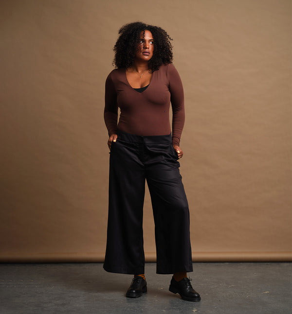 Lieblings byxor Ask i blank lyxig Tencel. Slät, bred linning med blixtlås, knapp, hake och hyska. Bred resår mitt bak. Fickor i sidorna.    Färg: Svart  Material: 100% Tencel