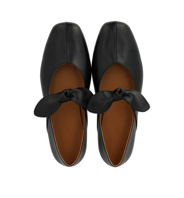 Ballerinaskor i läder med elastisk dekorativ rosettdetalj. Ballerinan har en lätt fyrkantig tå, dekorativ söm mitt fram, mjuk hälkappa, vadderad innersula, kromfritt läderfoder och en lätt, mjuk och flexibel ANGULUS gummisula. Tillverkad i naturligt läder som andas. Designad i Danmark och handgjord med kärlek i Portugal.
Färg: Svart
Material: Kromfritt läder