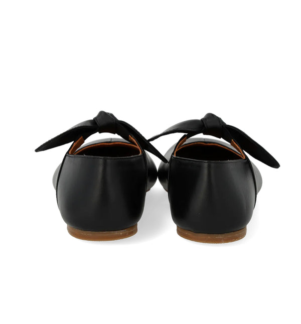 Ballerinaskor i läder med elastisk dekorativ rosettdetalj. Ballerinan har en lätt fyrkantig tå, dekorativ söm mitt fram, mjuk hälkappa, vadderad innersula, kromfritt läderfoder och en lätt, mjuk och flexibel ANGULUS gummisula. Tillverkad i naturligt läder som andas. Designad i Danmark och handgjord med kärlek i Portugal.
Färg: Svart
Material: Kromfritt läder