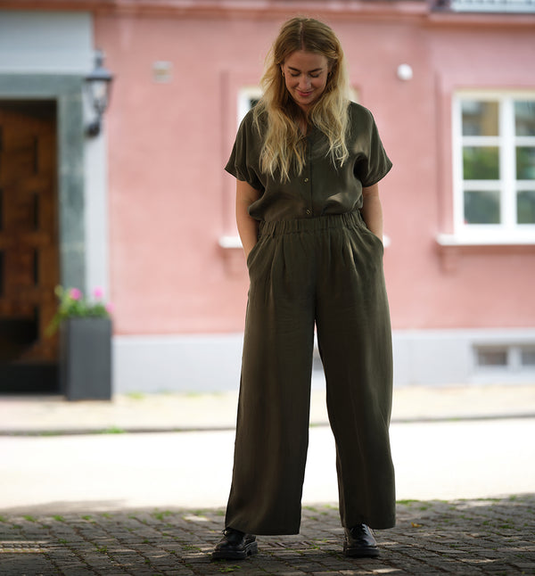 Lieblings byxa Bea. Avslappnad modell med veck fram, fickor i sidorna och resår med hällor i midjan. Sydd i en lyxig cupro med 'peachy' finish.  Färg: Salviagrön, vacker grågrön ton.  Material: 100% Cupro  Materialursprung: Tyget kommer från Turkiet ,  Tillverkad i: Litauen  Designad i: Malmö