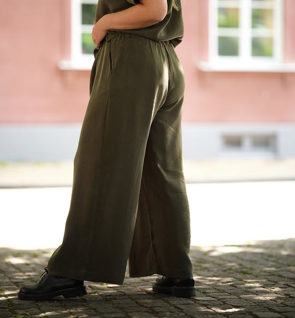 Lieblings byxa Bea. Avslappnad modell med veck fram, fickor i sidorna och resår med hällor i midjan. Sydd i en lyxig cupro med 'peachy' finish.  Färg: Salviagrön, vacker grågrön ton.  Material: 100% Cupro  Materialursprung: Tyget kommer från Turkiet ,  Tillverkad i: Litauen  Designad i: Malmö