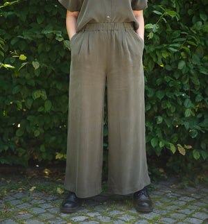 Lieblings byxa Bea. Avslappnad modell med veck fram, fickor i sidorna och resår med hällor i midjan. Sydd i en lyxig cupro med 'peachy' finish.  Färg: Salviagrön, vacker grågrön ton.  Material: 100% Cupro  Materialursprung: Tyget kommer från Turkiet ,  Tillverkad i: Litauen  Designad i: Malmö
