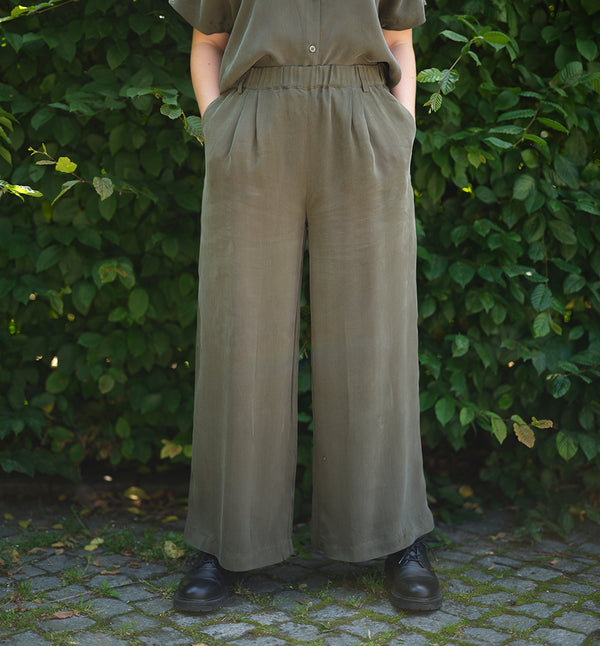 Lieblings byxa Bea. Avslappnad modell med veck fram, fickor i sidorna och resår med hällor i midjan. Sydd i en lyxig cupro med 'peachy' finish.  Färg: Salviagrön, vacker grågrön ton.  Material: 100% Cupro  Materialursprung: Tyget kommer från Turkiet ,  Tillverkad i: Litauen  Designad i: Malmö