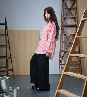 skjorta Billie! Med inspiration av klassisk herrskjorta har Billie långa ärmar, manschett med två knappar, bröstficka, ok och veck i ryggen. Sydd i ett lyxigt linnetyg från Portugal. Randigt i vitt och korall. Skjortan är förtvättad.
Färg: Korall / vitrandig
Material: 100% lin från Portugal