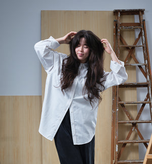 skjorta Billie! Med inspiration av klassisk herrskjorta har Billie långa ärmar, manschett med två knappar, bröstficka, ok och veck i ryggen. Sydd i en rutig skön bomull- och modalblandning från Portugal. 
Färg: Vit, svart och gul
Material: 80% bomull, 20% modal från Portugal.