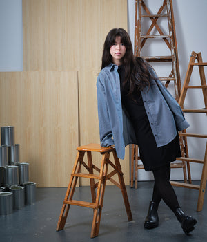 skjorta Billie! Med inspiration av klassisk herrskjorta har Billie långa ärmar, manschett med två knappar, bröstficka, ok och veck i ryggen. Blå- och vitrandig med mörkblå knappar.
Färg: Blå / vitrandig 
Material: 100% Bomull. 