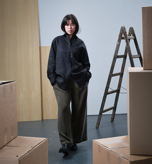 skjorta Billie! Med inspiration av klassisk herrskjorta har Billie långa ärmar, manschett med två knappar, bröstficka, ok och veck i ryggen. Syd i en härlig Linne- och viskosblandning. Skjortan är förtvättad.
Färg: Svart
Material: 60% lin, 40% viskos. 