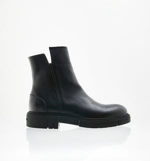Blessed från Sneaky Steve är en stilren boot med dragkedja på insidan och ett asymmetriskt skaft. Tillverkad i ett robust läder som kommer att åldras med fin patina. Sulan är en ny särskilt framtagen Sneaky Steve-gummisula som erbjuder god flexibilitet, komfort och hållbarhet.
Skorna tillverkas i Portugal och sista steget är alltid en handgjord finish som gör varje enskild sko unik och får materialet att kännas levande.
Designade i Göteborg. Tillverkade i Portugal.
Färg: Svart