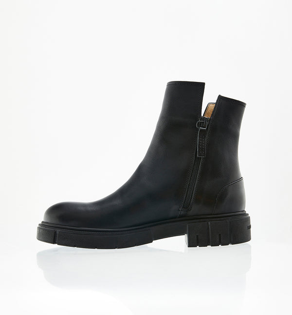 Blessed från Sneaky Steve är en stilren boot med dragkedja på insidan och ett asymmetriskt skaft. Tillverkad i ett robust läder som kommer att åldras med fin patina. Sulan är en ny särskilt framtagen Sneaky Steve-gummisula som erbjuder god flexibilitet, komfort och hållbarhet.
Skorna tillverkas i Portugal och sista steget är alltid en handgjord finish som gör varje enskild sko unik och får materialet att kännas levande.
Designade i Göteborg. Tillverkade i Portugal.
Färg: Svart