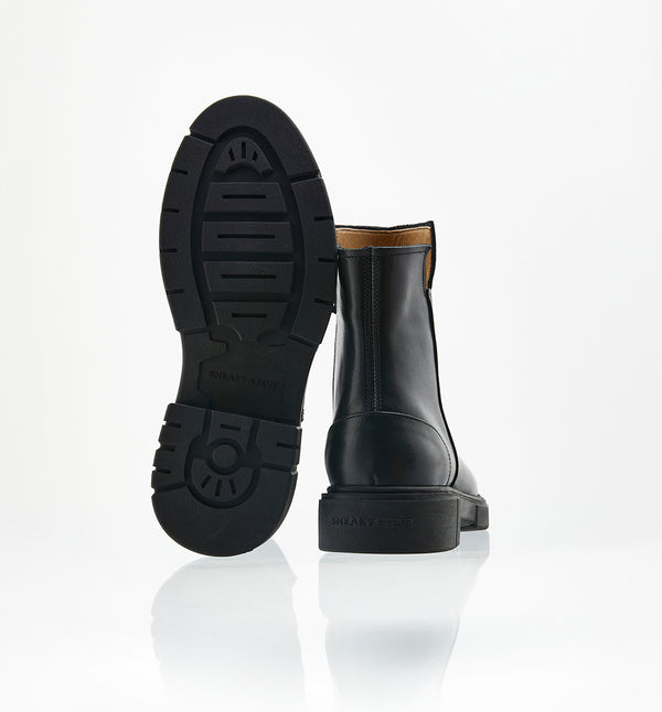 Blessed från Sneaky Steve är en stilren boot med dragkedja på insidan och ett asymmetriskt skaft. Tillverkad i ett robust läder som kommer att åldras med fin patina. Sulan är en ny särskilt framtagen Sneaky Steve-gummisula som erbjuder god flexibilitet, komfort och hållbarhet.
Skorna tillverkas i Portugal och sista steget är alltid en handgjord finish som gör varje enskild sko unik och får materialet att kännas levande.
Designade i Göteborg. Tillverkade i Portugal.
Färg: Svart