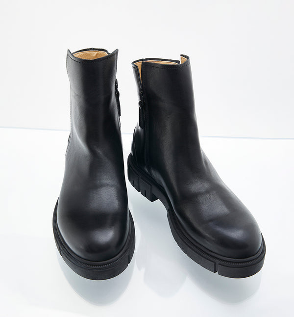 Blessed från Sneaky Steve är en stilren boot med dragkedja på insidan och ett asymmetriskt skaft. Tillverkad i ett robust läder som kommer att åldras med fin patina. Sulan är en ny särskilt framtagen Sneaky Steve-gummisula som erbjuder god flexibilitet, komfort och hållbarhet.
Skorna tillverkas i Portugal och sista steget är alltid en handgjord finish som gör varje enskild sko unik och får materialet att kännas levande.
Designade i Göteborg. Tillverkade i Portugal.
Färg: Svart