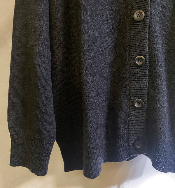 Boxig kofta i lyxig merionoull från Dinadi. V-ringad, hornknappar och ribbade muddar.
Färg: Onyx grå
Material: Tillverkad av 100 % extra fin merinoull