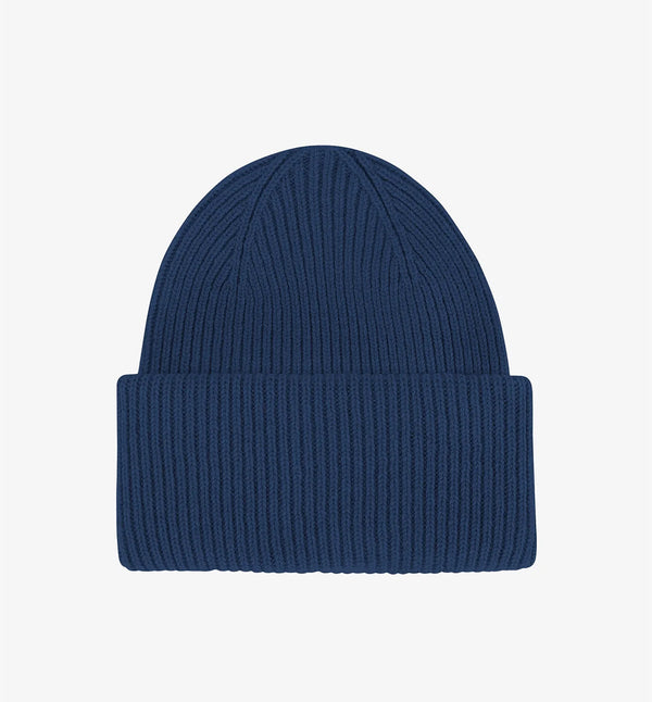 Mössa i skön återvunnen merinoull från Colorful Standard. Den kan vikas en eller två gånger beroende på tycke och smak. Förtvättad. 
Färg: Marine Blue
Material: 100% återvunnen extra fin merinoull. Woolmark-certifierat garn. 