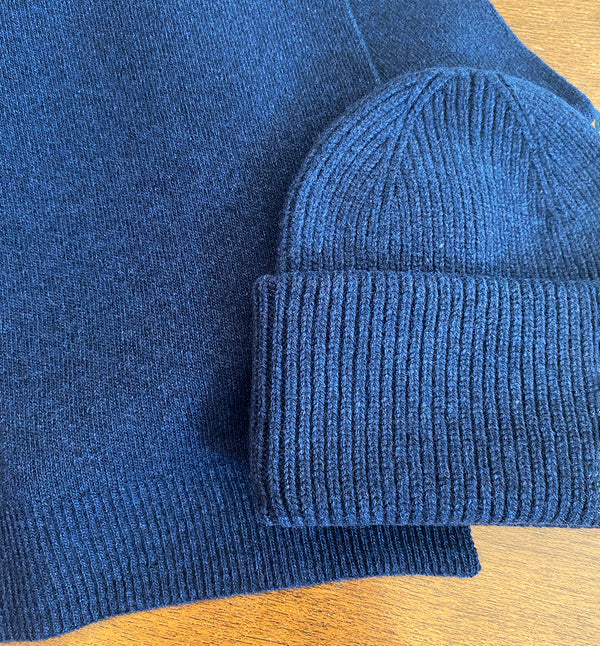 Mössa i skön återvunnen merinoull från Colorful Standard. Den kan vikas en eller två gånger beroende på tycke och smak. Förtvättad. 
Färg: Marine Blue
Material: 100% återvunnen extra fin merinoull. Woolmark-certifierat garn. 