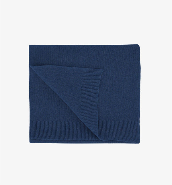 Klassisk halsduk från Colorful Standard tillverkad av 100% extra fin merinoull. Förtvättad. 
Färg: Marinblå
Material: 100% återvunnen extra fin merinoull. Woolmark-certifierat garn.