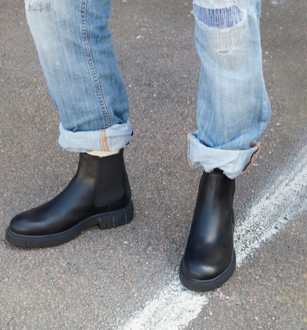 Cashville från Sneaky Steve är en stilren och mångsidig Chelsea boot med en modern silhuett. Tillverkad i ett robust, genuint läder som kommer att åldras med fin patina och med ett bekvämt foder i anilinläder. Gjord på deras egen sula i naturgummi, med Sneaky Steve-logotypen på hälen. Färg svart