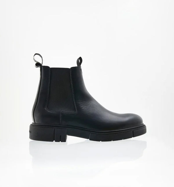 Cashville från Sneaky Steve är en stilren och mångsidig Chelsea boot med en modern silhuett. Tillverkad i ett robust, genuint läder som kommer att åldras med fin patina och med ett bekvämt foder i anilinläder. Gjord på deras egen sula i naturgummi, med Sneaky Steve-logotypen på hälen. Färg svart