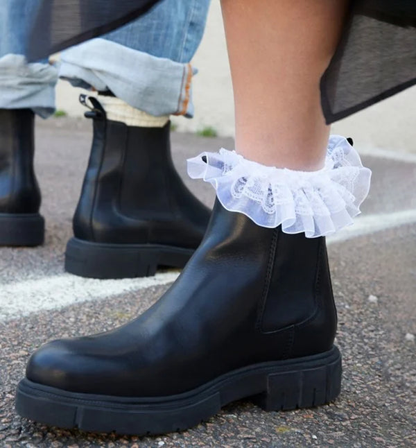 Cashville från Sneaky Steve är en stilren och mångsidig Chelsea boot med en modern silhuett. Tillverkad i ett robust, genuint läder som kommer att åldras med fin patina och med ett bekvämt foder i anilinläder. Gjord på deras egen sula i naturgummi, med Sneaky Steve-logotypen på hälen. Färg svart
