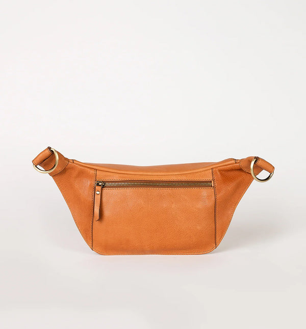 Drew Bum Bag från O My Bag. Lika praktisk som snygg! Den här designen är gjord av O My Bags mjuka narvläder och är perfekt för dem som vill ha med sig mer än bara en telefon och plånbok. Drew passar en 0,5 liters vattenflaska samt andra nödvändigheter. Med en ficka med dragkedja på fram- och baksidan, invändiga glidfickor och en säker dragkedja; denna väska kommer också med två justerbara remmar. Ett läderband och ett rutigt band. Färg cognac