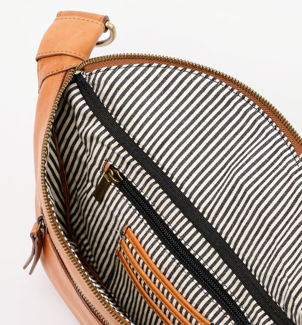 Drew Bum Bag från O My Bag. Lika praktisk som snygg! Den här designen är gjord av O My Bags mjuka narvläder och är perfekt för dem som vill ha med sig mer än bara en telefon och plånbok. Drew passar en 0,5 liters vattenflaska samt andra nödvändigheter. Med en ficka med dragkedja på fram- och baksidan, invändiga glidfickor och en säker dragkedja; denna väska kommer också med två justerbara remmar. Ett läderband och ett rutigt band. Färg cognac