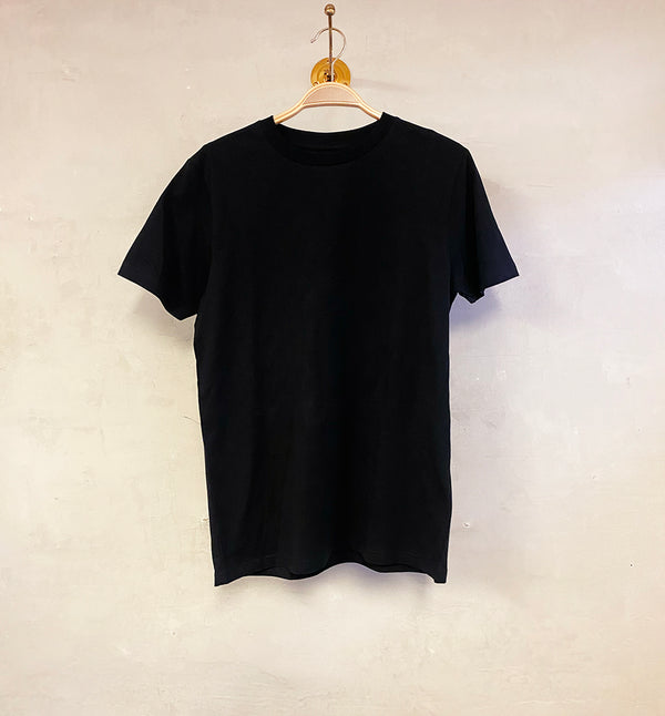 Unisex T-shirt i klassisk modell. Ribbad kant vid halsringning. Tillverkad av GOTS-märkt ekologisk bomull. 
Färg: Svart
Material: 100% ekologisk bomull.