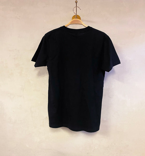 Unisex T-shirt i klassisk modell. Ribbad kant vid halsringning. Tillverkad av GOTS-märkt ekologisk bomull. 
Färg: Svart
Material: 100% ekologisk bomull.