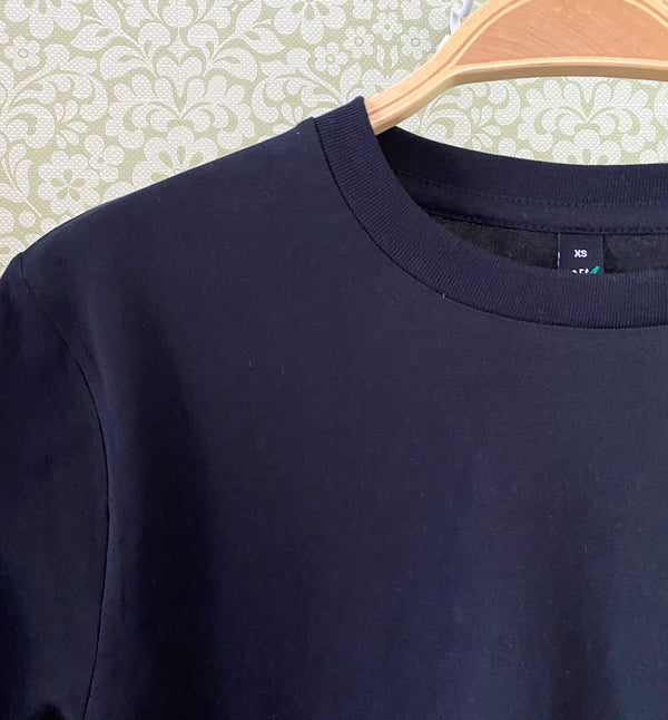 Unisex T-shirt i klassisk modell. Ribbad kant vid halsringning. Tillverkad av GOTS-märkt ekologisk bomull. 
Färg: Svart
Material: 100% ekologisk bomull.