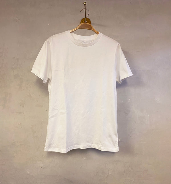 Unisex T-shirt i klassisk modell. Ribbad kant vid halsringning. Tillverkad av GOTS-märkt ekologisk bomull. 
Färg: Vit
Material: 100% ekologisk bomull.