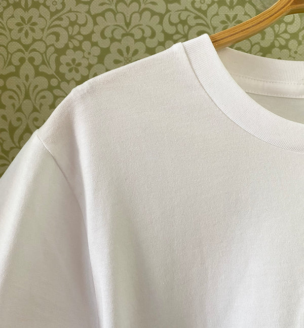 Unisex T-shirt i klassisk modell. Ribbad kant vid halsringning. Tillverkad av GOTS-märkt ekologisk bomull. 
Färg: Vit
Material: 100% ekologisk bomull.