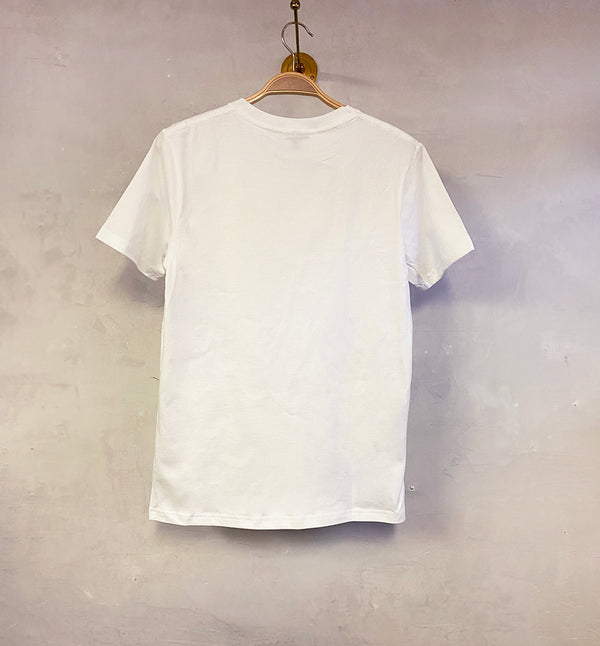 Unisex T-shirt i klassisk modell. Ribbad kant vid halsringning. Tillverkad av GOTS-märkt ekologisk bomull. 
Färg: Vit
Material: 100% ekologisk bomull.