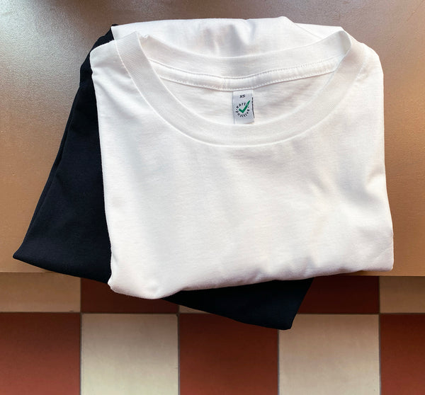 Unisex T-shirt i klassisk modell. Ribbad kant vid halsringning. Tillverkad av GOTS-märkt ekologisk bomull. 
Färg: Vit
Material: 100% ekologisk bomull.