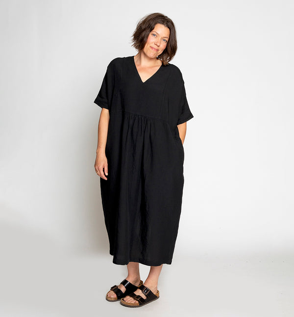 Klänning Eva från danska Muse Wear. V-ringad, skuren i midjan, fickor i sidorna och slits bak. Sydd i en lyxig Tencel- och linneblandning. Designad i danska Thy. 
Färg: Svart
Material:  70% Tencel, 30% linne. Detta tyg är tillverkat i Portugal.