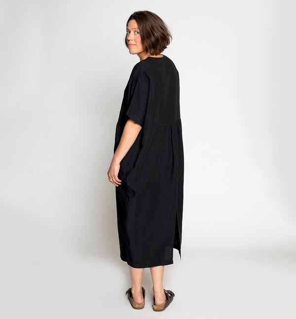 Klänning Eva från danska Muse Wear. V-ringad, skuren i midjan, fickor i sidorna och slits bak. Sydd i en lyxig Tencel- och linneblandning. Designad i danska Thy. 
Färg: Svart
Material:  70% Tencel, 30% linne. Detta tyg är tillverkat i Portugal.