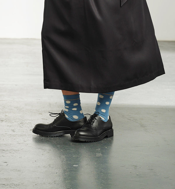 Ellis från märket Sneaky Steve är en lågt skuren sko med en grov sula. Ellis har en dressad look med ett Oxford snitt som ger den attityd. Svart.
