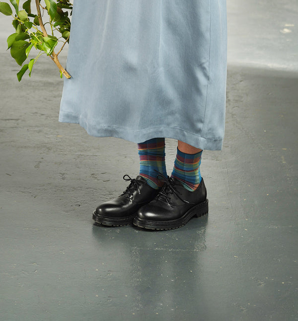 Ellis från märket Sneaky Steve är en lågt skuren sko med en grov sula. Ellis har en dressad look med ett Oxford snitt som ger den attityd. Svart.